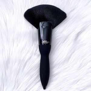iT Cosmetics No.324 Brush+FREE CLEANER